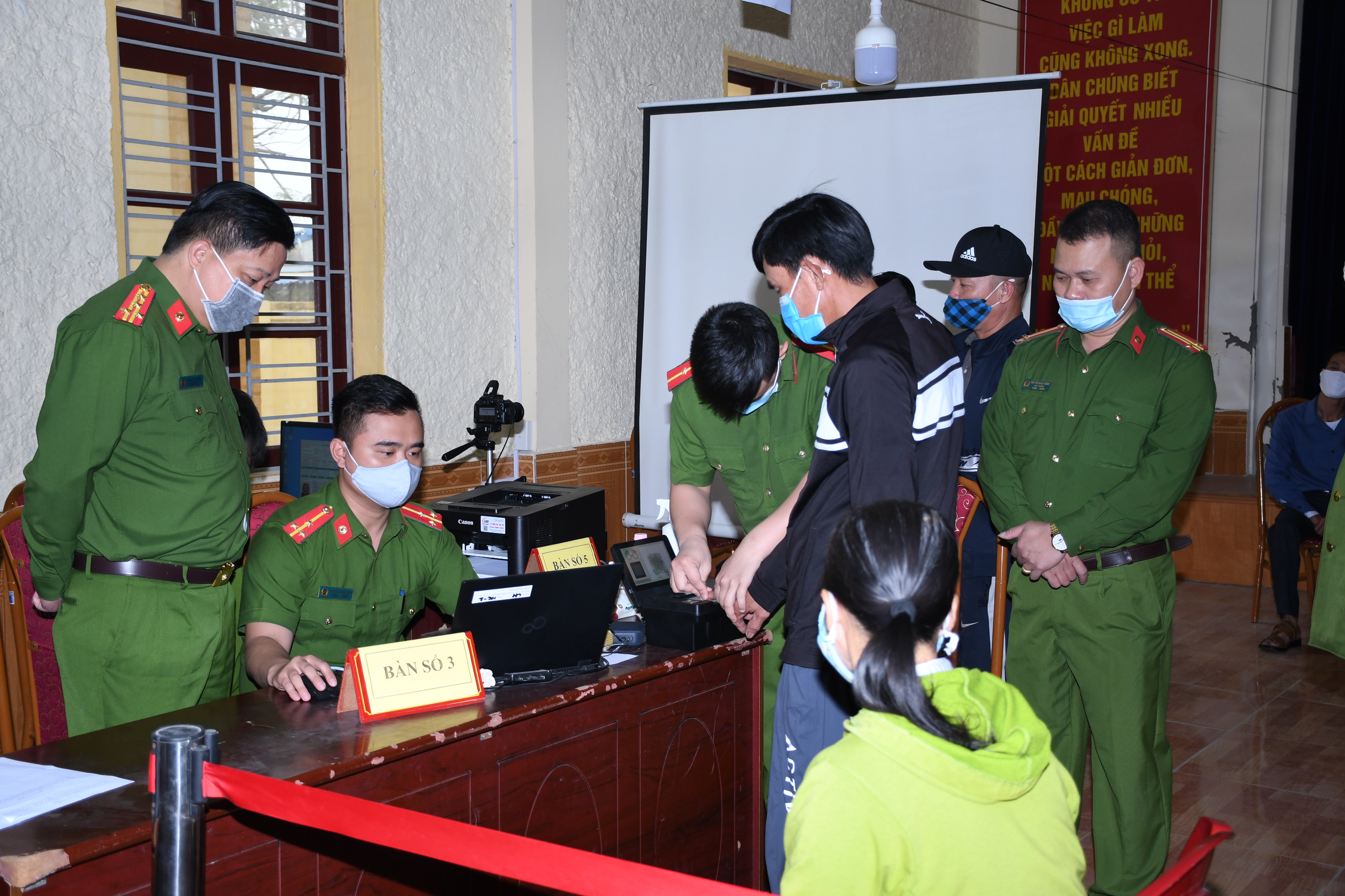 Công an huyện Cát Hải: Băng rừng, lội suối làm thủ tục cấp CCCD gắn chíp điện tử cho dân